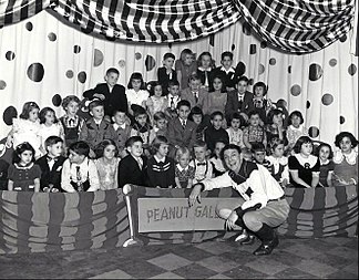 Howdy Doowdy Black and White picture with a lot of kids not smiling